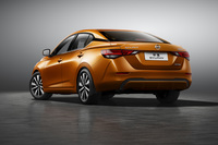 リアコンビネーションライトは、日産がブーメラン型と呼ぶLED式ライトになっている。