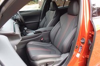 「UX」には、スポーティーグレード「Fスポーツ」も設定される。写真はその専用シートで、大きく張り出したサイドサポートやヘッドレスト部のエンボス加工が特徴。