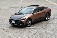 新型「クラウン」を特徴づけているのが大胆なツートンボディーカラーだ。ただし、実際に塗り分けている部分はほとんどなく、フロントマスクやボンネット、ルーフなどは、セクションが丸ごと黒くされている。