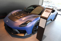 会場には2025年後半のデリバリー開始を予定しているスーパーカー「GT2ストラダーレ」の姿も。