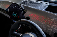 ロックを解除しドアを開けると、ダッシュボードに組み込まれたアンビエントランプが光る。アンビエントランプの色は7種類のなかから自由に選択できる。