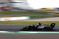 今季からハースのタイトルスポンサーとなったリッチ・エナジー社が騒動を起こしている。同社の公式ツイッターに、「成績不振を理由にハースとの契約を解除する」と掲載された後に、株主らがこの投稿内容を否定。内部のいざこざが露呈した。そもそもこのリッチ・エナジー社、いわゆるエナジードリンクメーカーらしいのだが、サーキット以外で見かけたことがないといわれるいわく付きの会社。しかも先ごろ、ロゴを不正使用されたとして訴えられ敗訴したという、怪しさ満点のスポンサーなのだ。情報が錯綜(さくそう)しており今後事態がどうなるかは不透明。ハースは、この騒動とは距離を置きつつ、イギリスGPには通常通り「RICH ENERGY」のロゴ入りマシンを走らせた。ロメ・グロジャン(写真)が予選14位、ケビン・マグヌッセンは同16位からスタートしたものの、2台が絡んでしまい早々にそろってリタイア。現在チームは10チーム中ランキング9位と、苦戦が続いている。(Photo=Haas)