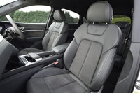 電動調整機構とヒーターを内蔵した「S line」ロゴ入りのスポーツシートが標準装備される「ファーストエディション」の前席。表皮はアルカンターラとレザーのコンビネーションで、グレーのステッチが施されている。