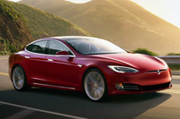 テスラ初のヒット作となった大型セダン「モデルS」。
ほった:「先進的なイメージのテスラですけど、最近出てきた新型『ロードスター』といい、クルマのデザインそのものは結構古典的というか、スタンダードなんですよね」