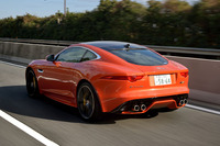 動力性能は0-100km/h加速が4.1秒で、最高速は300km/h。(写真=峰 昌宏)