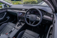 新デザインのステアリングホイールやタッチ式のエアコン操作パネルなどが採用されたインテリア。従来型でアナログ時計が組み込まれていたダッシュボードのセンター部分には、バックライト付きの車名ロゴとハザードスイッチが新たに配置された。