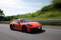 関越自動車道を行く「718ケイマンGTS」。他の「GTS」モデルと同じく、可変ダンパーやトルクベクタリング機構、機械式リアディファレンシャルロックなど、運動性能を高める装備が満載されている。