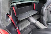 「タルガ4」ではリアシートが標準装備。大人が乗るには狭すぎるが荷物の置き場として有用なスペースだ。