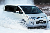 本格的な悪路走破性能を備えたミニバンという、独自の地位を得ていた「デリカD:5」。改良前のモデルも、月平均で1000台ほどの販売台数を保っていた。軽自動車を除くと、実は三菱で最も売れていたクルマだったのだ。