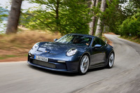 走行中の「911 S/T」の車内は、野太いエキゾーストサウンドに包まれる。同モデルでは軽量化の一環として、遮音材やドライバーアシスタンスシステムの一部が省かれている。