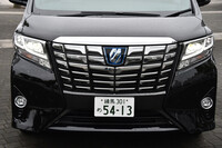 3代目「アルファード」の巨大なフロントグリル(もちろん大部分がダミー)。アルファードはこのグリルデザインでもって、兄弟車「ヴェルファイア」を廃止の一歩手前に追い込むほどに人気を独占した。