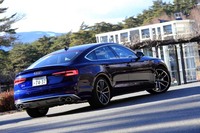 なだらかなルーフラインが美しいリアビュー。テスト車のボディーカラーは「ナパーラブルーメタリック」。