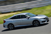 袖ヶ浦フォレストレースウェイを行く「シビックセダン プロトタイプ」。