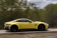 改良型「ヴァンテージ」が0-100km/h加速に要する時間は3.5秒。最高速は325km/hと公表される。