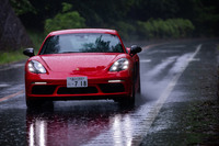 ベース車両でオプションだったPASM(ポルシェ・アクティブサスペンション・マネージメントシステム)やスポーツクロノパッケージ、20インチホイール、機械式リアディファレンシャルロックなどが、「718ケイマンT」では標準装備のアイテムとなる。