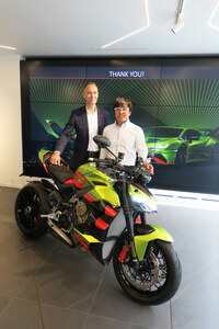 ドゥカティジャパンのマッツ・リンドストレーム代表取締役社長(写真向かって左)とオーナー(同右)。