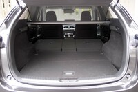 後席を倒し、荷室を最大化した状態。フロアボードと開口部の段差をなくしたことで、荷物の積み下ろし性は向上した。