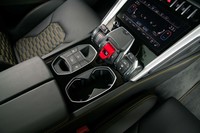 写真中央に見えるのは始動スイッチ。赤いふたを跳ねあげた上で、プッシュボタンで操作する。