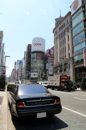 2014年4月のある日、銀座4丁目付近にて。手前は偶然止まっていた2代目「日産プレジデント」。
