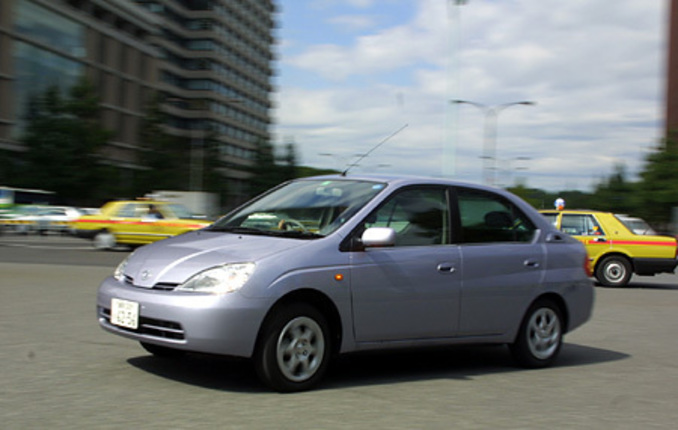 【スペック】全長×全幅×全高=4310×1695×1490mm/ホイールベース=2550mm/車重=1220kg/駆動方式=FF/1.5リッター直4DOHC16バルブ(72ps/4500rpm、11.7kgm/4200rpm)+交流同期電動機(33kW/1040-5600rpm、35.7kgm/0-400rpm)/車両本体価格=228.0万円(テスト車=242.7万円)