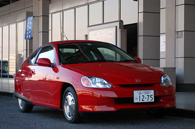 【スペック】全長×全幅×全高=3940×1695×1355mm/ホイールベース=2400mm/車重=820kg/駆動方式=FF/1リッター直3SOHC12バルブ(70ps/5700rpm、9.4kgm/4800rpm)+交流同期式モーター(10.0kW/3000rpm、5.0kgm/1000rpm)/車両本体価格=210.0万円(テスト車=211.5万円)