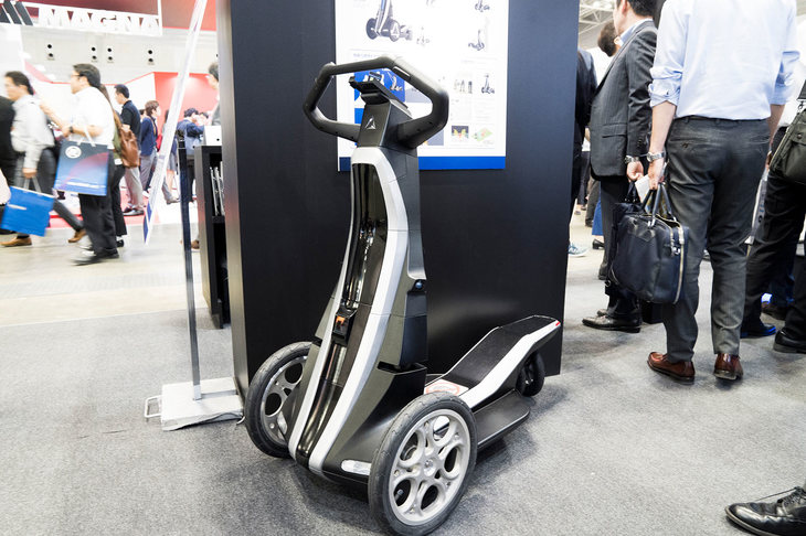 アイシン精機が出展したパーソナルモビリティー「ILY-Ai(アイリー・エーアイ)」。車体前方にカメラや2Dおよび3Dイメージセンサーを搭載しており、個人の認識や障害物の感知を可能としている。