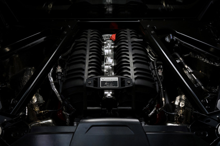 「Z06」に搭載される5.5リッターV8 DOHCエンジン「LT6」。基本的にレーシングカー「C8.R」の「LT6R」エンジンと同じものだ。
