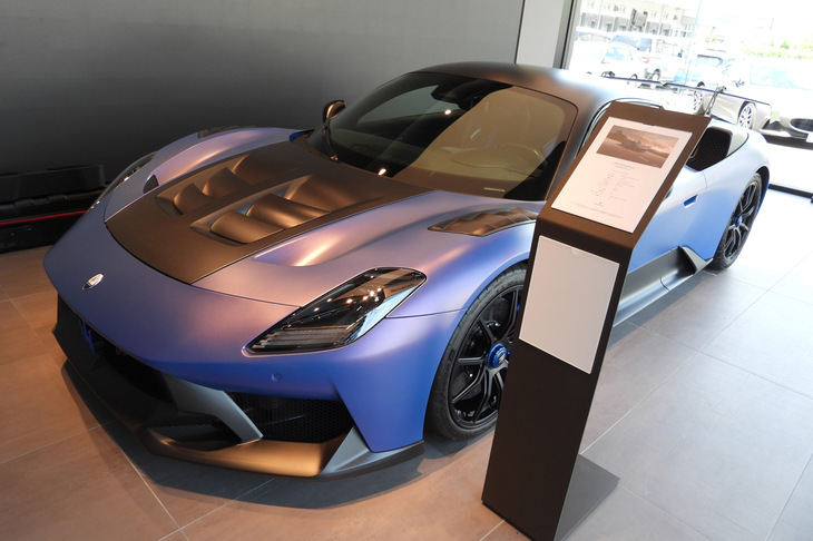 会場には2025年後半のデリバリー開始を予定しているスーパーカー「GT2ストラダーレ」の姿も。