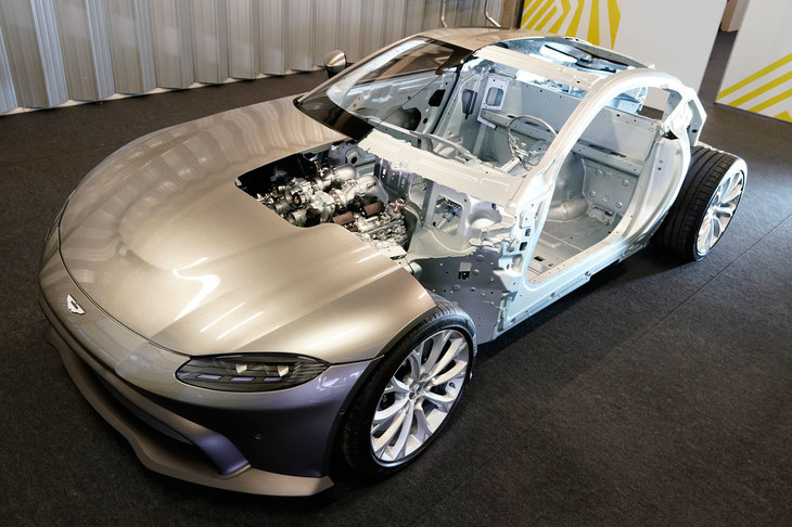試乗会場に展示されたカットモデル。「ヴァンテージ」には「DB11」から導入が進められている新世代のアルミフレームが採用されており、従来モデルから大幅な軽量化を実現している。