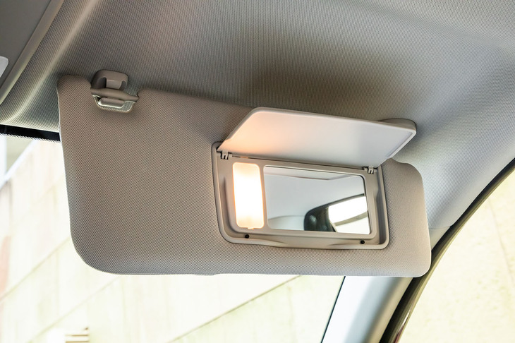 ホンダZR-V e:HEV Z(照明付きバニティーミラー)