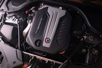 「D5 Sリムジン アルラット」は、48Vマイルドハイブリッドシステムを搭載。右ハンドル仕様のセダンのみが導入される。