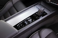 変速機は従来どおりの8段ATだが、「T5」と比べると全体的にギア比が低められている。シフトセレクターも「R-DESIGN」専用デザイン。