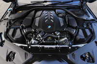 4.4リッターV8ツインターボエンジンは、Vバンク内に2基のツインスクロールターボチャージャーをレイアウト。最大350barの高圧直噴システムが備わるほか、シリンダー内部には特殊コーティングが施されている。