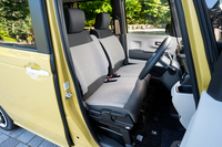 シート表皮はグレーとグレージュを組み合わせたトリコット。高い伸縮性があり、本当に無印良品のソファに座っているような気分になる。