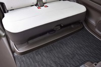 後席下の収納トレーは先代から継承。ぬれた傘を置くなどの使い方が想定されている。