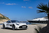 2024年9月3日、東京とイタリア・ベネチア(現地時間では9月2日)において同時に世界初公開された新型「ヴァンキッシュ」。アストンマーティンのフロントエンジンスポーツカーの頂点と位置づけられる。