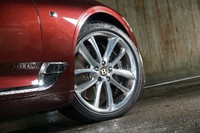 ホイールのセンターマークも「センテナリーゴールド」で飾られる。