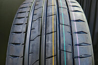 ゴムにより粒子の小さなカーボンブラックを使うことで、グリップ性能を向上。排水性を高めたり、コーナリング時のグリップ力を高めるため、接地面形状の最適化も図っている。