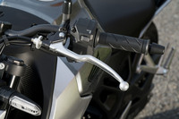 「E-Clutch」はクラッチ操作を自動化するのみで、シフト自体は人が手動(足動?)で行う必要がある。また左ハンドルバーにはクラッチレバーが残されており、ライダーが手動でクラッチ操作をすることも可能だ。