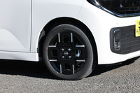 「ルークス ハイウェイスターGターボ プロパイロットエディション」には、15インチサイズの8本スポークデザインアルミホイールが標準で装備される。今回の試乗車は165/55R15サイズの「ブリヂストン・エコピアEP150」タイヤを組み合わせていた。