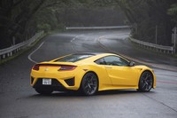 【ホンダNSXのスペック】
ボディーサイズ:全長×全幅×全高=4490×1940×1215mm/ホイールベース:2630mm/車重:1800kg/駆動方式:4WD/エンジン:3.5リッターV6 DOHC 24バルブ ターボ/モーター:交流同期電動機/トランスミッション:9段AT/エンジン最高出力:507PS(373kW)/6500-7500rpm/エンジン最大トルク:550N・m(56.1kgf・m)/2000-6000rpm/フロントモーター最高出力:37PS(27kW)/4000rpm(1基当たり)/フロントモーター最大トルク:73N・m(7.4kgf・m)/0-2000rpm(1基当たり)/リアモーター最高出力:48PS(35kW)/3000rpm/リアモーター最大トルク:148N・m(15.1kgf・m)/500-2000rpm/システム最高出力:581PS(427kW)/システム最大トルク:646N・m(65.9kgf・m)/タイヤ:(前)245/35ZR19 93Y (後)305/30ZR20 103Y/(コンチネンタル・スポーツコンタクト6)/燃費:10.6km/リッター(WLTCモード)/価格:2420万円
【取材時の燃費データ】
テスト距離:295.2km(市街地1:高速道路7:山岳路2)/使用燃料:38.8リッター(ハイオクガソリン)/参考燃費:7.6km/リッター(満タン法)/7.8km/リッター(車載燃費計計測値)