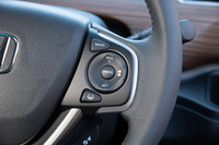 ステアリングホイールに備わるアダプティブクルーズコントロール(ACC)の操作スイッチ。ACCについては、加減速時のフィーリングの改善と、前走車がいなくなった際の加速への移行時間の短縮が図られている。