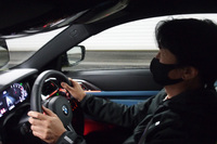 雨の首都高・都心環状線で「M4クーペ コンペティション」を駆る。しかし、510PSの実力を確かめるにはコンディションが悪すぎる。