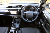 操作性や視認性重視のデザインを採用したシンプルなインテリア。センターコンソールのエアコンスイッチ横に駆動方式のダイヤル式セレクターが配置されている。