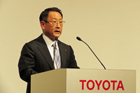 2030年頃には年間550万台の電動車両を販売したいと述べた豊田社長。現在の3~4倍というその台数を公言することで、電動車両の普及へ向けた意気込みを表してみせた。