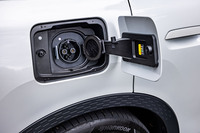 容量66.5kWhのリチウムイオンバッテリーを搭載。AC普通充電とDC急速充電の両方に対応している。前者は左フロントフェンダーに、後者は右リアフェンダー(写真)に充電ポートが配置される。