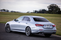 後席左右とリアウィンドウのプライバシーガラスは、「AMGラインインテリアパッケージ」選択時に装着されるオプション。