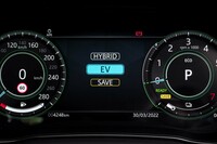 ドライブモードとは別にプラグインハイブリッドパワートレインの制御モードが「ハイブリッド」「EV」「セーブ」の3種類用意される。