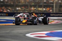 レッドブルのフェルスタッペン(写真)は5位でフィニッシュ、5月のマイアミGPから続いてきた連勝記録は「10」で止まった。初日2回目のプラクティスで8位、翌日の3回目は4位と、悪いながらも徐々に調子を上げてはいたものの、予選直前のセットアップ変更があだとなった週末だった。ボトミングによりハードブレーキングができず、低速コーナーからの立ち上がりでリアが振られ、さらにはシフト不調にも苦しみ、結果予選Q2敗退の11位。他車妨害で3件も審議にかけられたがグリッドペナルティーを受けたなかったのは不幸中の幸いだった。レースではハードタイヤを履きスタートするも、セーフティーカーが、ミディアムタイヤを選択したライバルに有利に働いた。ゴールまでルクレールを追い回すも抜けず5位フィニッシュ。チームメイトのセルジオ・ペレスは予選13位から8位だった。チームの連勝記録も「15」でストップしたが、フェルスタッペンとともに大記録を樹立したことに変わりはない。(Photo=Getty Images / Red Bull Content Pool)