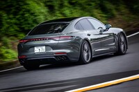 「パナメーラ4 Eハイブリッド」の最高速は280km/h。0-100km/hの加速タイムは4.4秒と公表される。